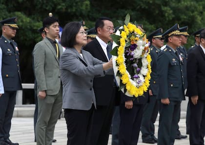 La presidenta de Taiwán, Tsai Ing-wen, lleva una corona de flores durante un acto por el 65 aniversario de un ataque mortal de China a las islas Kinmen, en Kinmen, Taiwán, el miércoles 23 de agosto de 2023. (AP Foto/Chiang Ying-ying)