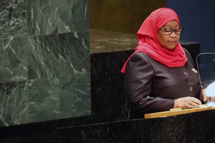 La presidenta de Tanzania, Samia Suluhu Hassan, interviene en la 76ta sesión de la Asamblea General de la ONU, en la sede de Naciones Unidas, en Nueva York, el 23 de septiembre de 2021. (Spencer Platt/Pool Photo via AP)