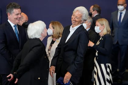 La presidenta del Banco Central Europeo, Christine Lagarde, centro derecha, conversa con la secretaria del Tesoro de EEUU Janet Yellen  en el edificio del Consejo Europeo, Bruselas, 12 de julio de 2021.  (AP Foto/Virginia Mayo)