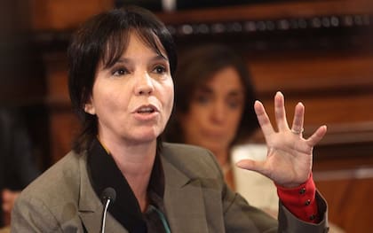 La reforma de 2012 no solo modificó el artículo 3 de la Carta Orgánica. También introdujo cambios en herramientas operativas consideradas centrales por el actual oficialismo. Entre ellas, amplió la capacidad del Banco Central para asistir al Tesoro mediante adelantos transitorios, elevó los límites para ese financiamiento y eliminó algunas restricciones que existían sobre el destino de esos recursos.