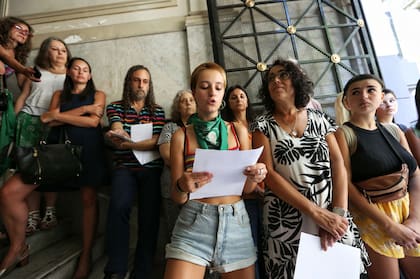 La presidenta del centro de estudiantes del Pellegrini lee un comunicado