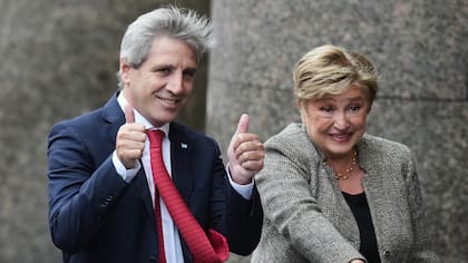 La presidenta del Fondo Monetario Internacional, Kristalina Georgieva, y el ministro de Economía de Argentina, Luis Caputo