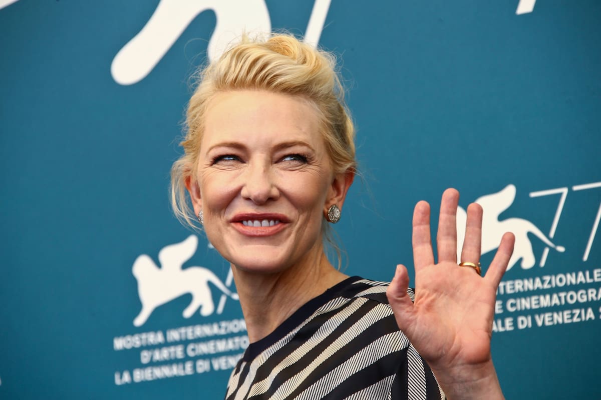 La presidenta del jurado, Cate Blanchett, posa para los fotógrafos en la sesión fotográfica del jurado durante la 77a edición del Festival de Cine de Venecia en Venecia, Italia, el miércoles 2 de septiembre de 2020