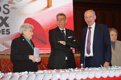 La presidenta del jurado de los Premios 2026, Aida Kemelmajer, junto al presidente de la Corte Suprema de Justicia, Horacio Rosatti, y el presidente de la Fundación Konex, Luis Ovsejevich, durante la ceremonia celebrada en la Facultad de Derecho