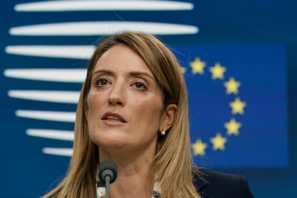 La presidenta del Parlamento Europeo, Roberta Metsola, habla en conferencia de prensa en una cumbre de la UE en Bruselas, el 14 de diciembre de 2023. (AP Foto/Omar Havana, Archivo)