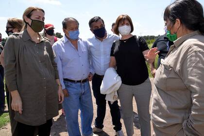 Patricia Bullrich en Guernica, junto a Toty Flores