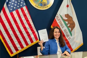 La “gobernadora latina” que reemplazó a Gavin Newsom e hizo historia en California al firmar una ley