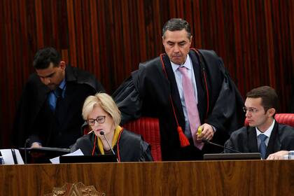 La presidenta del Tribunal Superior Electoral, Rosa Weber (2da. desde izq.), junto al juez Luís Roberto Barroso (2do. desde der.) durante una sesión extraordinaria en Brasilia. El Tribunal decide si el encarcelado ex presidente Luiz Inácio Lula da Silva puede ser candidadato a presidente o no