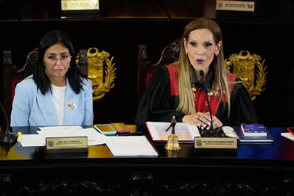 La presidenta del Tribunal Supremo de Justicia, Caryslia Rodríguez, habla junto a la presidenta interina de Venezuela, Delcy Rodríguez, durante la ceremonia de apertura del nuevo año judicial en Caracas, Venezuela,