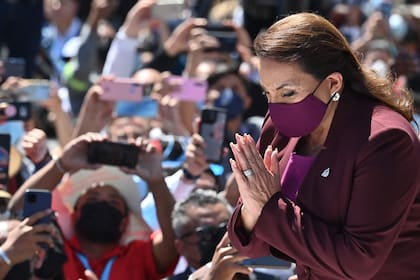 La presidenta electa de Honduras, Xiomara Castro, saluda a sus seguidores cuando llega al Estadio Nacional en Tegucigalpa