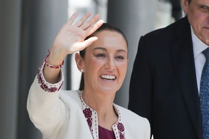 La presidenta electa de México. Claudia Sheinbaum, acompañada por su marido Jesús María Tarriba, saluda a su llegada a una ceremonia para ratificar su victoria en las elecciones presidenciales en el Tribunal Electoral del Poder Judicial, en Ciudad de México, el jueves 15 de agosto de 2024. (AP Foto/Fernando Llano)