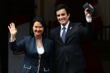 La presidenta electa de Perú, Keiko Fujimori (izquierda), y el ministro de Relaciones Exteriores designado, Carlo Espa, saludan mientras esperan la llegada de las delegaciones extranjeras al Ministerio de Relaciones Exteriores para reuniones bilaterales previas a la toma de posesión de Fujimori