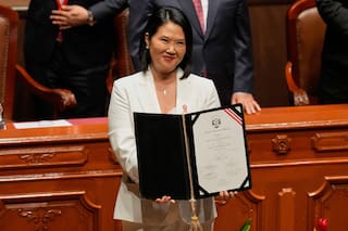 Keiko Fujimori asume la presidencia de Perú con el desafío de lograr estabilidad y frenar el crimen