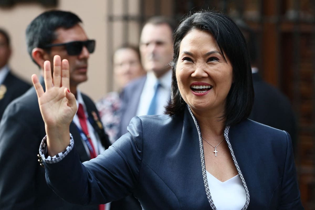 La presidenta electa de Perú, Keiko Fujimori, saluda a su llegada al Ministerio de Relaciones Exteriores para las reuniones bilaterales con delegaciones extranjeras previas a su toma de posesión en Lima el 27 de julio de 2026