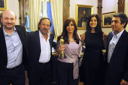 La Presidenta, en 2010, cuando recibió en la Casa Rosada al director de El secreto de sus ojos Juan José Campanella, y a sus protagonistas, entre ellos, Ricardo Darín