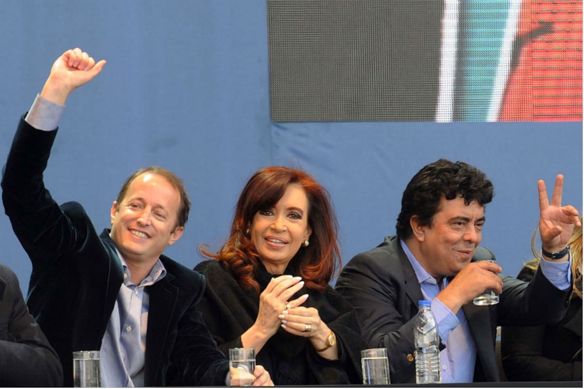 La Presidenta, hoy, escoltada por el candidato a diputado Martín Insaurralde (izquierda) y el intendente de La Matanza, Fernando Espinoza (derecha)