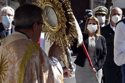La presidenta interina boliviana Jeanine Áñez usa una mascarilla en una procesión del Corpus Christi en la Plaza de Armas frente al palacio de gobierno en La Paz, el 11 de junio de 2020, en medio de la pandemia de coronavirus