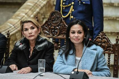 La presidenta interina de Bolivia, Jeanine Áñez, y la ministra de Comunicación Roxana Lizárraga