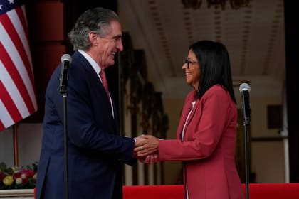 La presidenta interina de Venezuela, Delcy Rodríguez y el secretario del Interior de Estados Unidos,