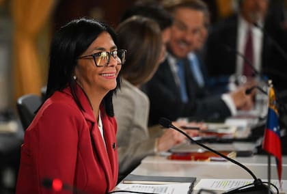 La presidenta interina de Venezuela, Delcy Rodríguez, sonríe durante una reunión con el secretario del Interior de Estados Unidos, Doug Burgum (fuera de plano), en el Palacio Presidencial de Miraflores, en Caracas, el 4 de marzo de 2026.