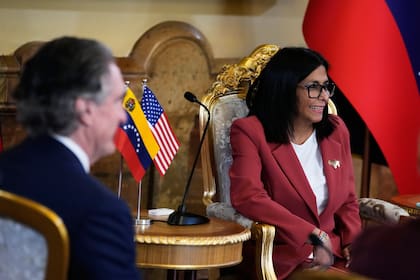 La presidenta interina de Venezuela, Delcy Rodriguez, y el secretario del Interior de Estados Unidos, Doug Burgum, reunidos en Caracas a principios de marzo