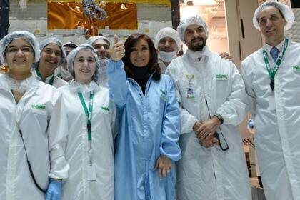 La expresidenta Cristina Kirchner, junto a científicos del Invap que fabricaban el Arsat-1.