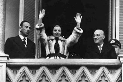 La presidenta Martínez, acompañada por última vez por López Rega en el balcón