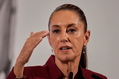 La presidenta mexicana Claudia Sheinbaum gesticula durante su conferencia de prensa matutina en el Palacio Nacional en la Ciudad de México, el miércoles 2 de abril de 2025. (AP Foto/Marco Ugarte)