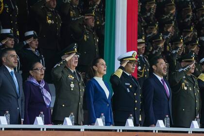 La presidenta mexicana Claudia Sheinbaum, en el centro; el ministro de Defensa, general Ricardo Trevilla Trejo, a la izquierda, y el secretario de Marina, almirante Raymundo Pedro Morales,