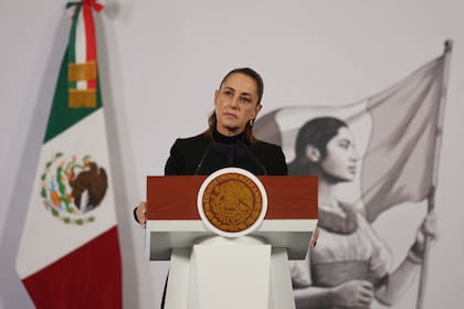 La presidenta mexicana Claudia Sheinbaum escucha durante una conferencia de prensa en el Palacio Nacional, el 23 de febrero de 2026, en Ciudad de México