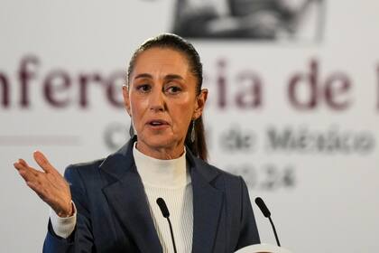 La presidenta mexicana, Claudia Sheinbaum, ofrece una conferencia de prensa desde el Palacio Nacional en la Ciudad de México, el 2 de octubre de 2024. (AP/Fernando Llano)