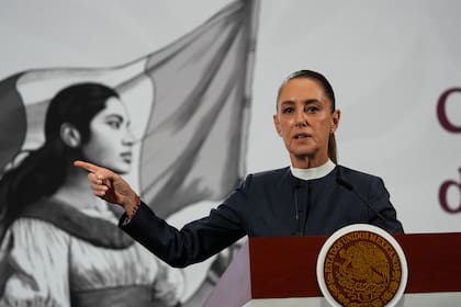 La presidenta mexicana Claudia Sheinbaum ofrece su conferencia de prensa matutina en el Palacio Nacional de la Ciudad de México, el lunes 3 de noviembre de 2025. (Foto AP/Marco Ugarte)