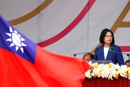 La presidenta taiwanesa, Tsai Ing-wen, presidió hoy el desfile militar durante la celebración del día nacional del país