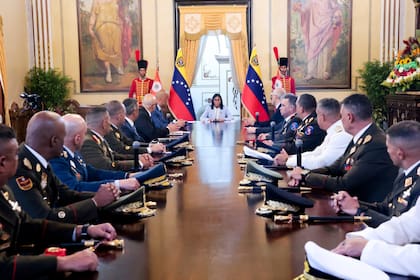 La presidenta venezolana, Delcy Rodríguez, encabezando una reunión con el nuevo Alto Mando Militar de la Fuerza Armada Nacional Bolivariana en el Palacio de Miraflores, en Caracas