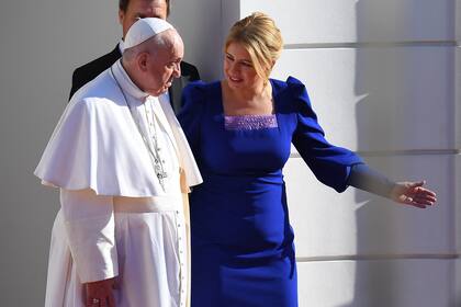La presidenta Zuzana Caputova le da la bienvenida al Papa en Bratislava (Photo by JOE KLAMAR / AFP)