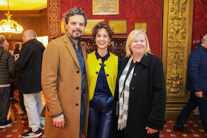 La presidente de Amigos del Teatro Nacional Cervantes les agradeció su trabajo al director general, Sebastián Irigo, y a la creadora de la obra, la dramaturga Marisé Monteiro
