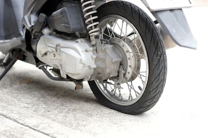 La presión de los neumáticos debe revisarse semanalmente