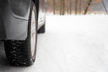 La presión de los neumáticos puede disminuir por las bajas temperaturas y así aumentar el riesgo de accidentes en caminos resbaladizos