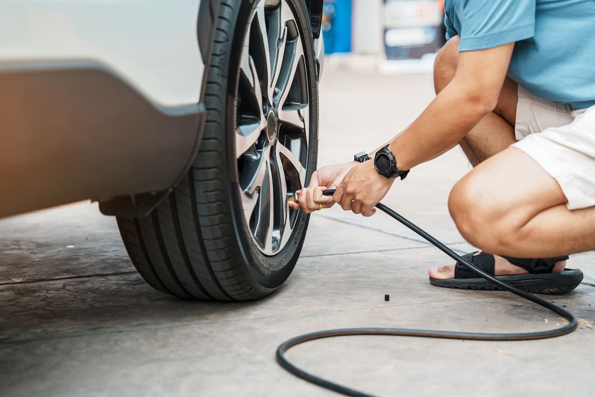 La presión de un auto mediano suele oscilar entre las 32 y 33 libras por pulgada cuadrada (PSI)