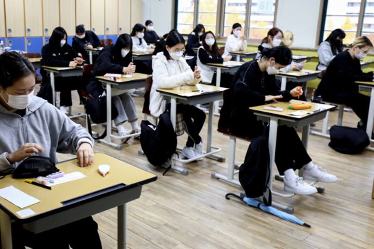 La presión es enorme para los estudiantes en un sistema ultracompetitivo, que a menudo es culpado de que el país tenga una de las tasas más altas del mundo de suicidio y depresión adolescente