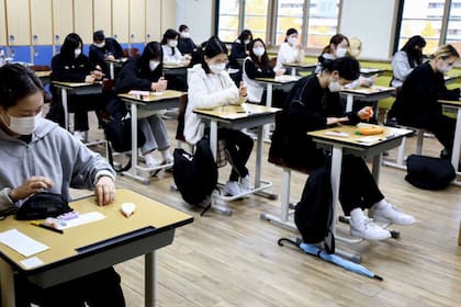 La presión es enorme para los estudiantes en un sistema ultracompetitivo, que a menudo es culpado de que el país tenga una de las tasas más altas del mundo de suicidio y depresión adolescente