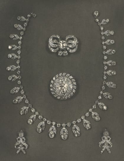 La prestigiosa subasta presenta piezas únicas de linaje real. Encabeza la colección un legendario broche de diamantes que Napoleón perdió al huir de Waterloo, custodiado por la realeza prusiana durante más de dos siglos y ahora ofrecido por primera vez en subasta.