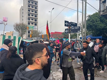 La previa al velorio del Indio, una hora y media antes de la apertura del polideportivo