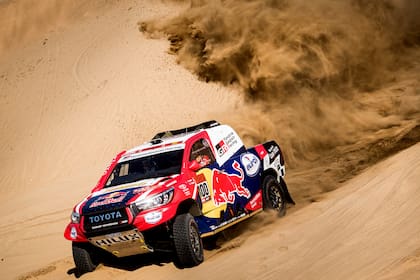 Nasser Al-Attiyah del Toyota Gazoo Racing SA, durante la prueba antes del Rally Dakar 2020 en Jeddah, Arabia Saudita