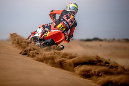 El piloto argentino Luciano Benavides en acción trepando las dunas