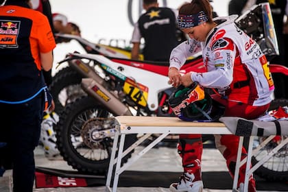 La española Laia Sanz del equipo KTM Gas Gas Factory durante los preparativos