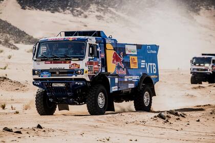 Los rusos Eduard Nikolaev, Evgenii Iakovlev y Vladimir Rybakov del equipo KAMAZ en el terreno de Djeddah, en Arabia Saudita