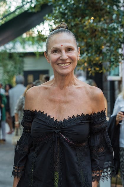 La prima hermana de Agustina, Ginette Reynal, que está en Mar del Plata con la obra teatral Sex, apostó a una blusa off shoulder.