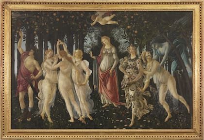 “La Primavera”, pintada por Botticelli hacia fines del siglo XV: algunas interpretaciones sostienen que Simonetta Vespucci habría inspirado a varias de las figuras femeninas de la obra, una hipótesis que continúa siendo debatida