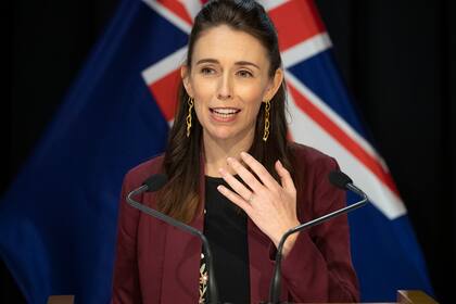 La primer ministra de Nueva Zelanda, Jacinda Ardern celebra la victoria de su país contra el brote de coronavirus
